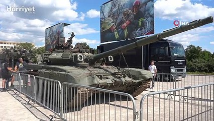 Savaşta ele geçirilen Rus tankları Çekya’nın başkenti Prag’da sergileniyor