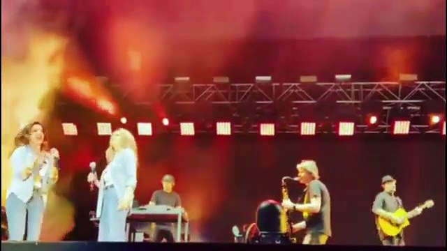 La reunion di Paola e Chiara è realtà: il duo si esibisce sul palco insieme a Max Pezzali