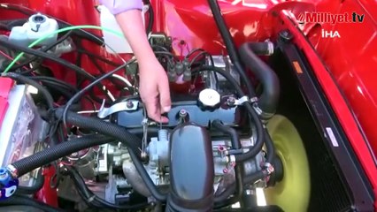 1975 model otomobiline çocuğu gibi bakıyor