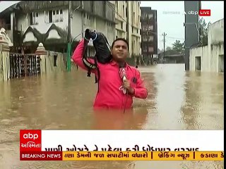 Rajkot: મહાવીર કોમ્પલેક્ષ વિસ્તારમાં છાતીસમા પાણી, લોકો ચઢ્યા છત પર; જુઓ સ્થિતિ