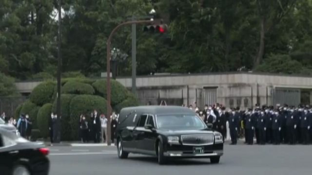 A Tokyo funerali di Shinzo Abe, alla veglia funebre 2.500 persone