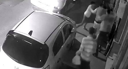 ‘Yan baktın’ diyerek bir gence saldırdılar