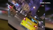 Kadıköy'de seyir halindeki araçta skandal görüntüler!