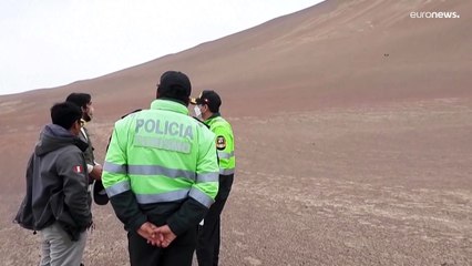 Un grupo de personas dañan el Candelabro de Paracas, un geoglifo de más de 2500 años