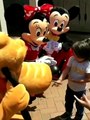 İşitme engelli küçük çocuk herkesi duygulandırdı! Minnie Mouse'tan anlamlı kucaklama...