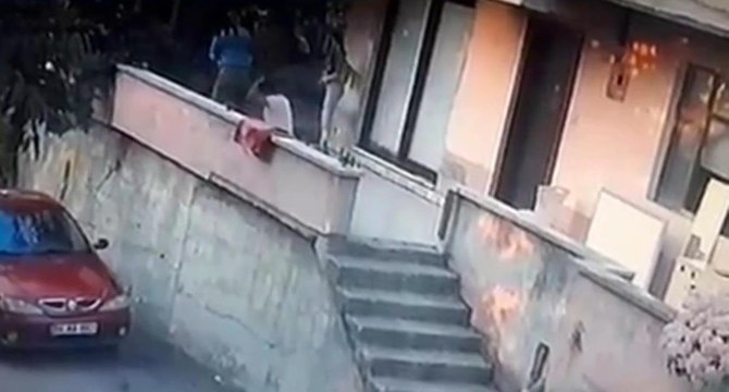 Yorgun mermi isabet etti kızının gözü önünde yere yığıldı