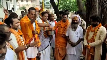 VIDEO VIRAL: मल्टी लेवल पार्किंग का शुद्धिकरण साधू संतों की मौजूदगी औऱ मंत्रों के उच्चारण से हुआ शुद्धिकरण