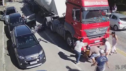 Araç kapısına çarpan motosiklet sürücüsü kamyonun altında kaldı