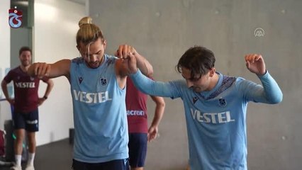 Trabzonsporlu futbolcular kamp yaptıkları tesislerde horon oynadı