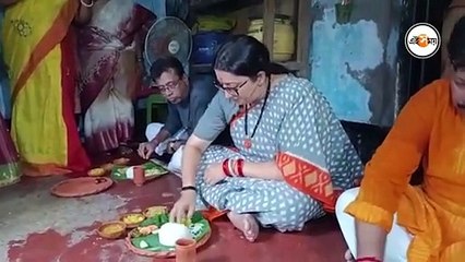 পঞ্চব্যঞ্জনে মধ্যাহ্নভোজন স্মৃতি ইরানির