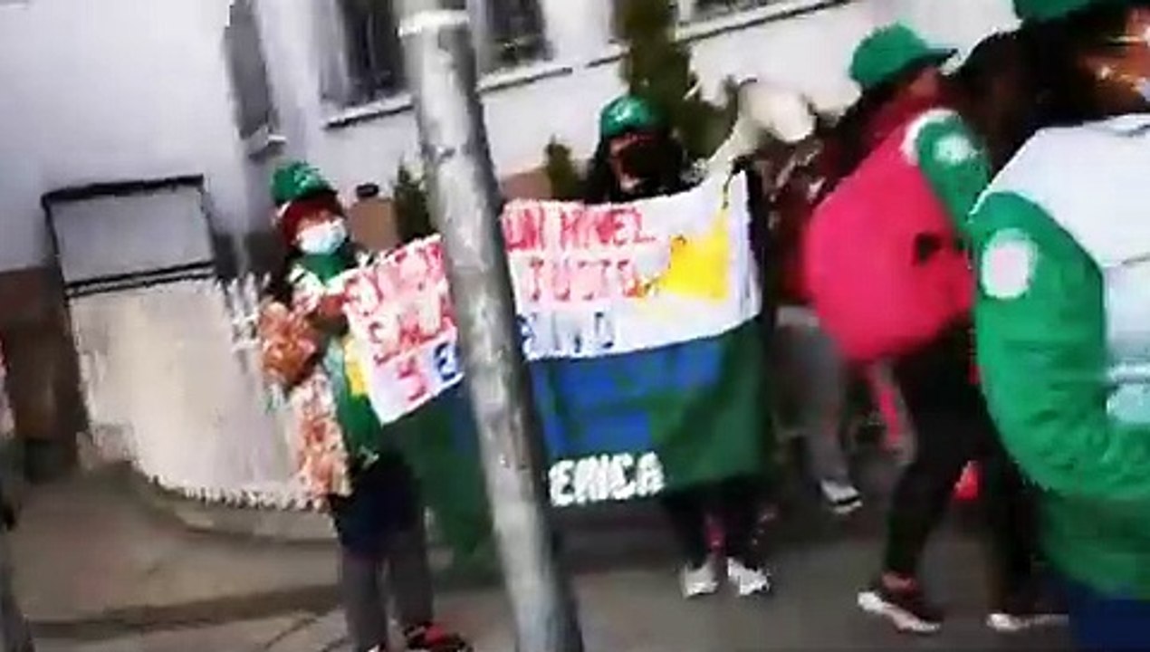 Salud protesta en el ingreso del Ministerio de Salud y policía intenta retirarlos
