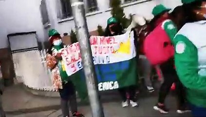Salud protesta en el ingreso del Ministerio de Salud y policía intenta retirarlos
