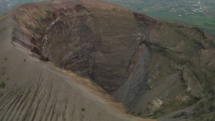 En prenant un selfie, un touriste américain chute dans le cratère du Vésuve