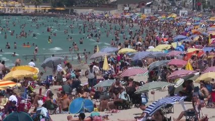 Çeşme'de bayramın son gününde plajlarda yoğunluk