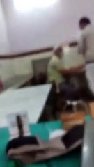 बच्चों की तरह हाथापाई कर रहे दो डॉक्टर, देखें वीडियो