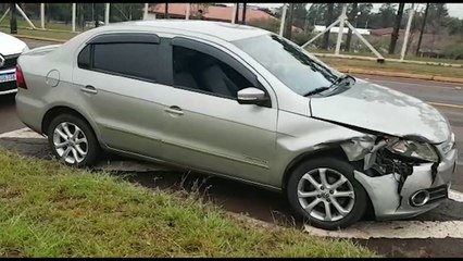 Carros se envolvem em colisão na Rua 25 de Agosto, na Área Militar