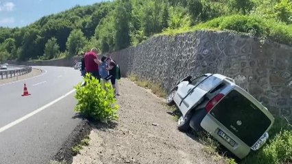 ZONGULDAK - Bayramlaşmadan dönen ailenin bulunduğu araç istinat duvarına çarptı