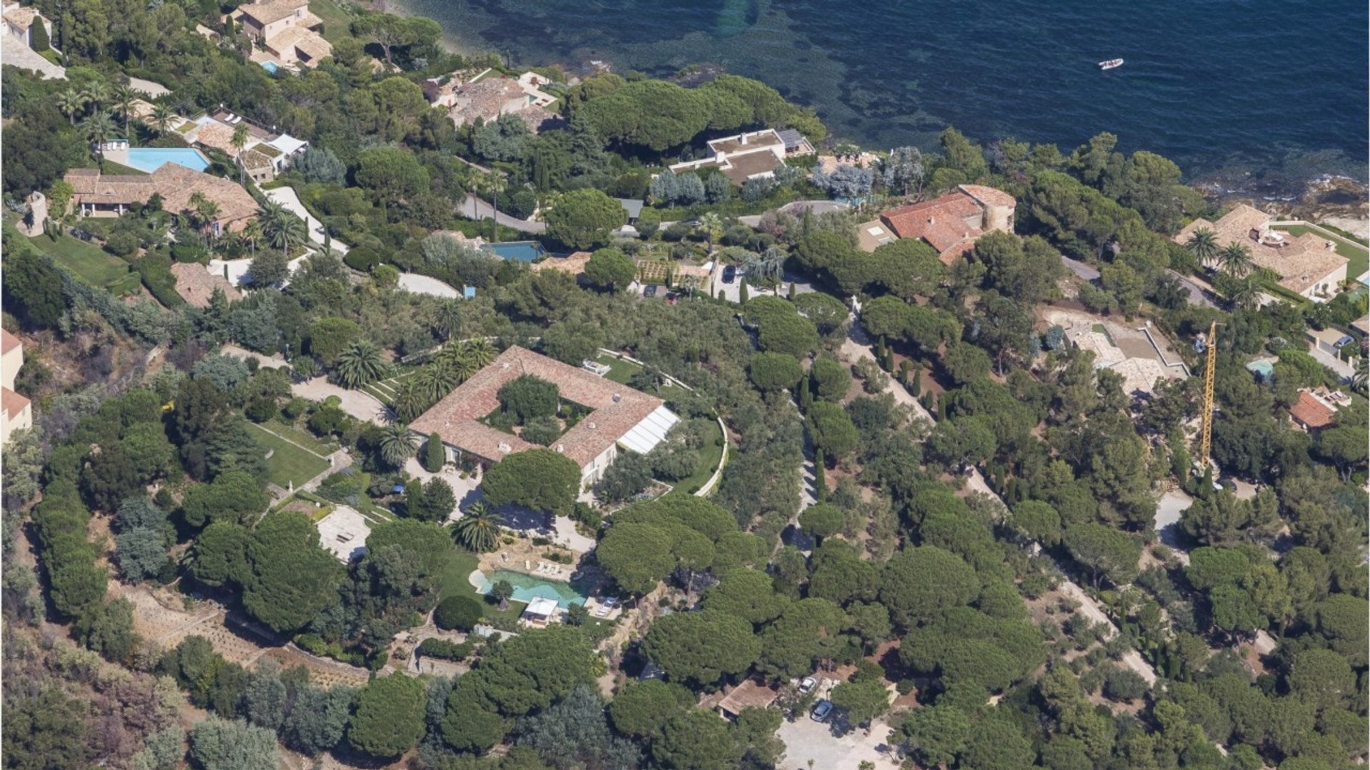 Un riche investisseur achète la villa de Bernard Tapie à Saint-Tropez pour  une somme exorbitante - Vidéo Dailymotion