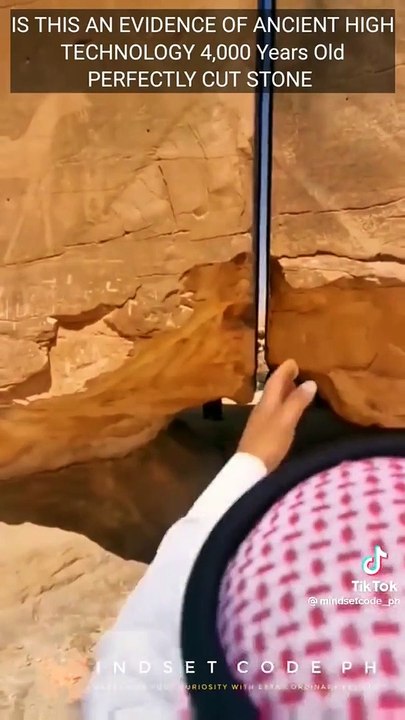 Un énorme rocher parfaitement couper en 2 il y a des milliers d'années... Mais comment c'est possible