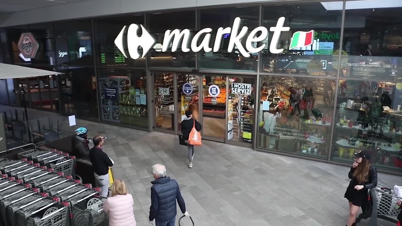 Italiani tagliano su cibo,spesa sale ma per i prezzi