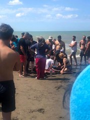 Serinlemek için girdiği denizde dalgalara kapılan şahıs için cankuratan seferber olduğu anlar kamerada