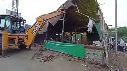 अतिक्रमणकारी व दस्ते के बीच हाथापाई