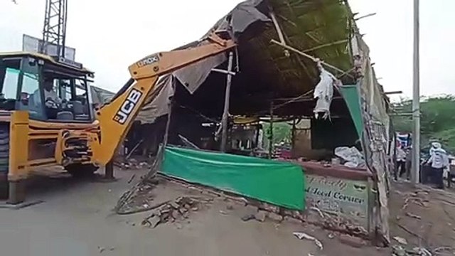 अतिक्रमणकारी व दस्ते के बीच हाथापाई