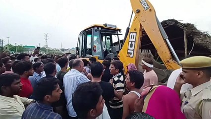 अतिक्रमणकारी व दस्ते के बीच हाथापाई