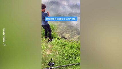 Il pêche un impressionnant poisson de près d'un mètre