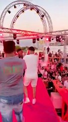 عمر كمال يثير الجدل بقبلة لعبد الباسط حمودة