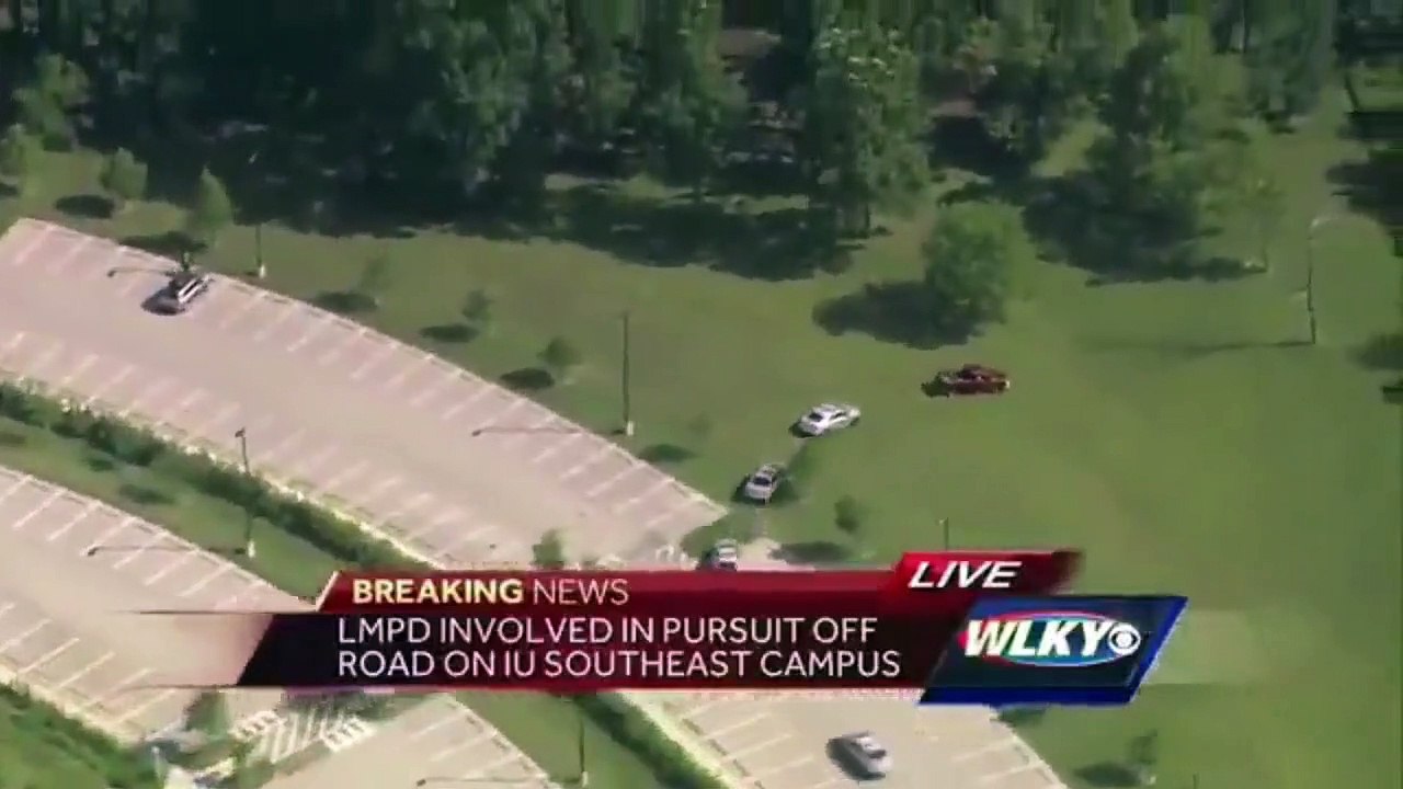 Un suspect esquive les voitures de police pendant une course poursuite