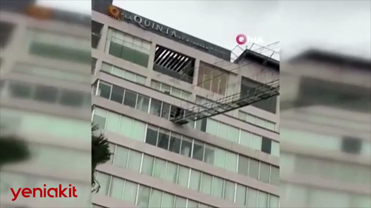 Korku dolu anlar! Cam köprü fırtınada beşik gibi sallandı Dailymotion Video