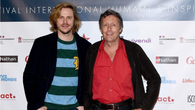 VOICI : J'irai dormir chez vous : Antoine de Maximy face à un homme très agressif en Côte d'Ivoire