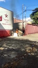 Incêndio em frente a diretório do PT em Goiânia