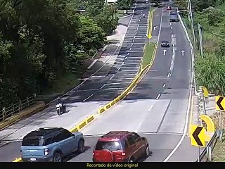 Camión colisiona contra automóvil en la zona 16 capitalina