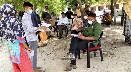 Firozabad: स्वास्थ विभाग की बड़ी लापरवाही, टीबी के मराजों का पेड़ के नीचे हो रहा इलाज