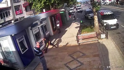 Bankamatikleri 3.kez çekiçle böyle parçaladı