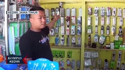 Télécharger la video: Terekam CCTV! Aksi Pencurian 50 Handphone di Sebuah Toko