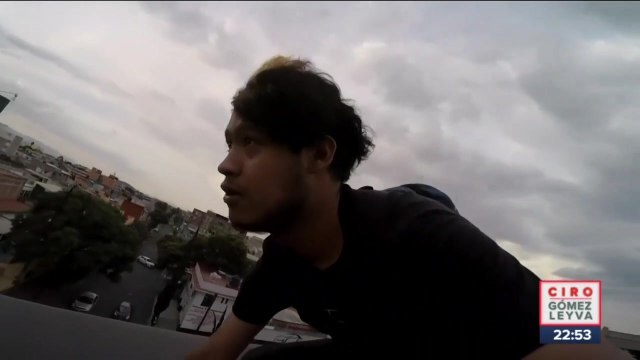 Jóvenes “surfean” sobre los vagones del metro de la CDMX