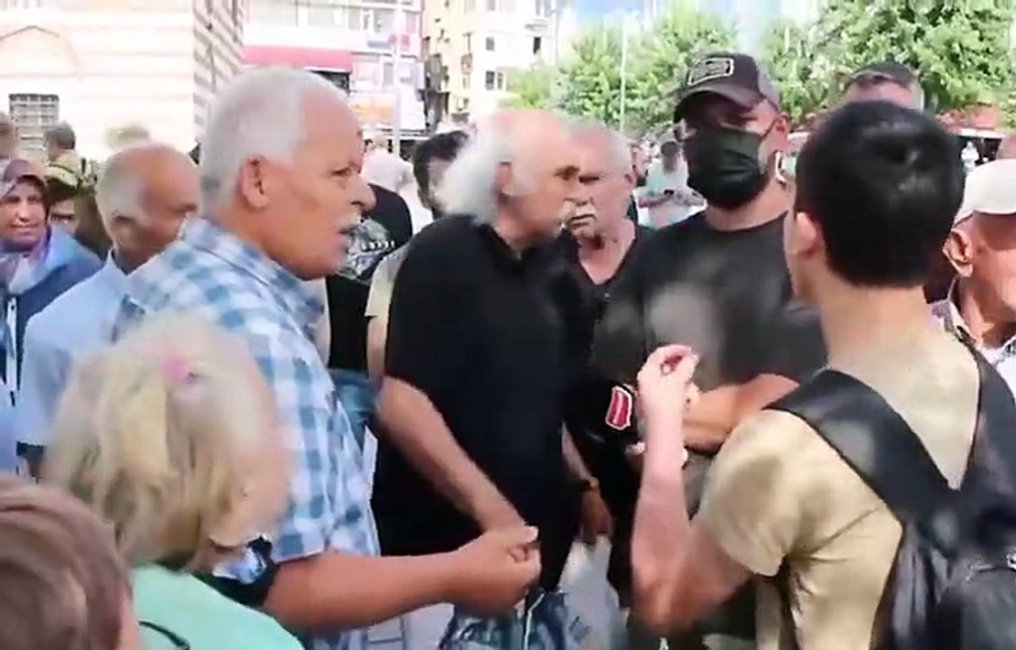 Suriyeli genç, çevresindekilerin ırkçı sözlerine isyan etti: Kimim ben, ben bir insanım