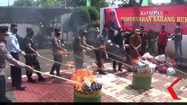 Kejari Sumenep Blender Narkoba dan Hancurkan Sajam saat Musnahkan Barang Bukti