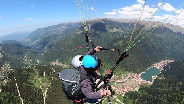 Arap turistlerin Uzungöl'de yamaç paraşütü keyfi