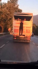 Kamyon kasasının kapağına tutunarak gitti, görenlerin yüreğini ağzına getirdi