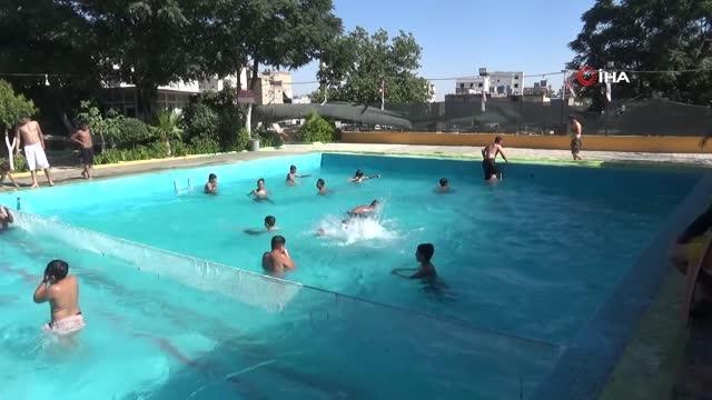 Aşırı sıcaktan bunalanlar havuzlarda serinliyor