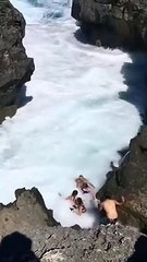 Les Caucasiens sont portés par un fort courant à Bali