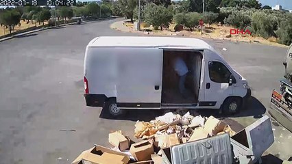 Çöpleri konteynere değil, yere döktü