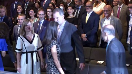 La Reina Letizia rescata de su armario su vestido de 'falsos lunares'