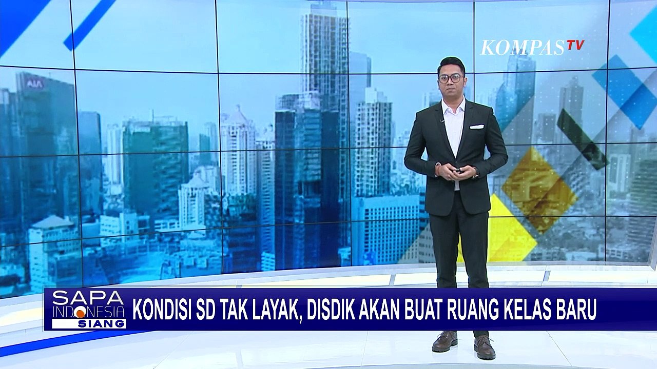 Siswa SD Belajar di Kelas Berdinding Anyaman Ka...