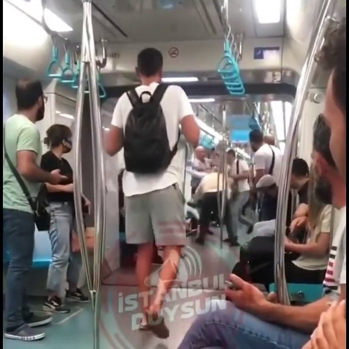 Marmaray'da güreş müsabakası: İki yolcu birbirine girdi!