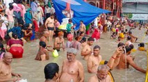 Guru Purnima 2022: Varanasi से लेकर Chitrakoot तक गंगा स्नान के बाद भक्तों ने की गुरू की साधना